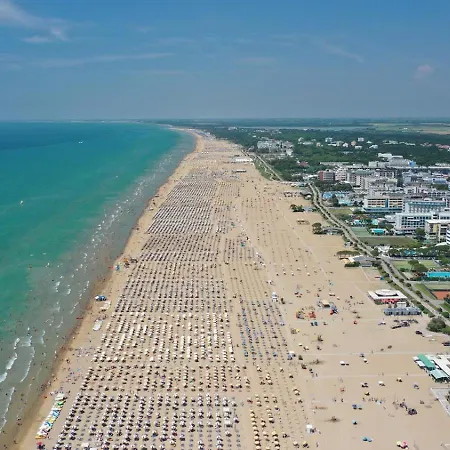 Bright Apartment Just Steps From The Beach